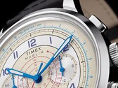 Zbliżenie na kremową tarczę chronografu Timex Marlin Neo Classic, wyposażoną w niebieskie wskazówki i cyfry arabskie, czerwone oznaczenia tachymetru oraz niebieską skalę telemetryczną na zewnętrznym obrzeżu.