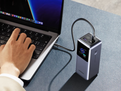 Nowy power bank UGREEN 200W 25,000mAh posiada trzy porty. (Źródło obrazu: UGREEN)
