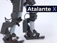 Egzoszkielet Wandercraft Atalante X poprawia chód kobiety siedem lat po udarze. (Źródło zdjęcia: Wandercraft)
