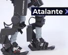 Egzoszkielet Wandercraft Atalante X poprawia chód kobiety siedem lat po udarze. (Źródło zdjęcia: Wandercraft)
