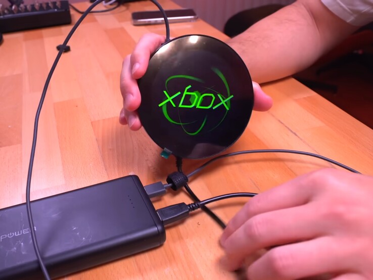 Świecący klejnot działa teraz jako wyświetlacz. (Źródło obrazu: Macho Nacho Productions via YouTube)