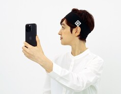 Skanowanie głowy i uszu jest wspomagane przez dołączoną opaskę na głowę i kilka naklejek przypominających kody QR (źródło zdjęcia: Final)