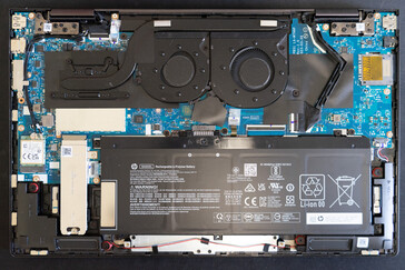 2023 HP Envy x360 15 bez dolnej płyty pokazuje niewielkie przegrupowanie wewnętrznych komponentów.