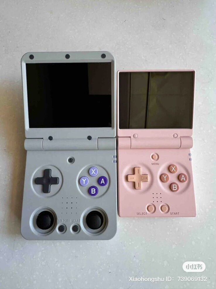 Miyoo Flip i Miyoo Mini Flip, od lewej do prawej. (Źródło zdjęcia: GameboyJuntaro)