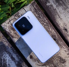 Xiaomi 15 został wprowadzony na rynek w Chinach z baterią o pojemności 5400 mAh. (Źródło obrazu: Vetrax Arrogant TV na Weibo)