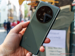 Xiaomi 13 Ultra trafił do Europy w wykończeniach Olive Green i Ultra Black. (Źródło obrazu: NotebookCheck)