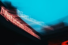 Abstrakcyjne rozmycie ruchu znaku National Theatre w Londynie (źródło zdjęcia: Samuel Regan-Asante via Unsplash)