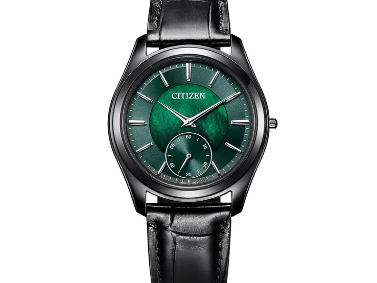 Zbliżenie pod kątem na zegarek Citizen Eco-Drive One AQ5025-04N, ukazujące jego mieniącą się zieloną tarczę z masy perłowej, wskazówki i indeksy w srebrnym odcieniu, czarną kopertę oraz skórzany pasek.