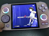 Firma Anbernic wypuściła już wcześniej handhelda do gier z wyświetlaczem o proporcjach 1:1. (Źródło zdjęcia: Anbernic via Retro Handhelds)