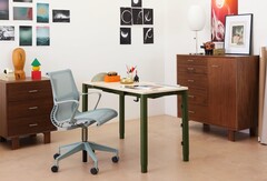 Biurko z regulacją wysokości Spout firmy Herman Miller wyposażone jest w cztery zmotoryzowane nogi. (Źródło zdjęcia: Herman Miller)