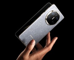 Apple podobno wprowadzi na rynek swój pierwszy składany telefon w 2026 roku, aby konkurować z takimi urządzeniami jak Huawei Mate X6 na zdjęciu. (Źródło zdjęcia: Huawei)