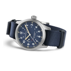 Model Hamilton Khaki Field Power Reserve 40 mm z niebieską tarczą