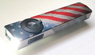 Latarka Olight ArkPro Stars & Stripes zapewnia strumień świetlny o natężeniu 1 500 lumenów w trybie rozpraszającym.