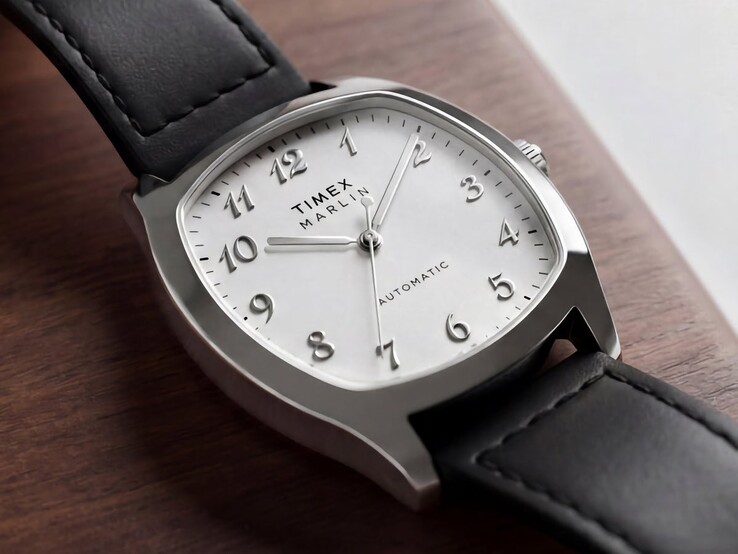 Timex Marlin Chatham Automatic ze srebrną kopertą w kształcie poduszki, białą tarczą, srebrnymi cyframi arabskimi i czarnym skórzanym paskiem