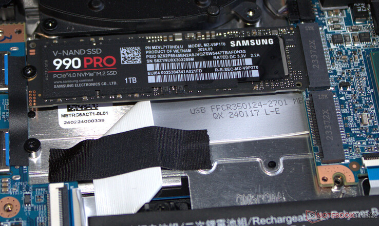 Laptop może pomieścić dwa dyski SSD PCIe-4.