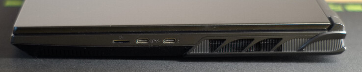 czytnik kart microSD, USB typu C z DisplayPort i PowerDelivery, USB typu C z Thunderbolt, DisplayPort i PowerDelivery