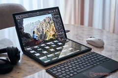 Apple podobno planuje MacBooka w stylu Asusa Zenbook 17 Fold. (Zdjęcie: Notebookcheck)