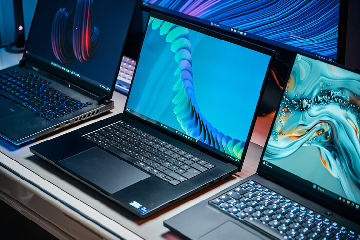 Niezrównany czas reakcji, niesamowite kontrasty i wspaniałe kolory. Blade 16 z ekranem OLED 240 Hz.