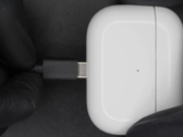 Oficjalne słuchawki AirPods z USB-C mogą być już w drodze. (Źródło: Ken Pillonel via YouTube) 