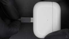 Oficjalne słuchawki AirPods z USB-C mogą być już w drodze. (Źródło: Ken Pillonel via YouTube) 