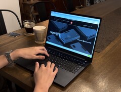 Zasilany przez Raspberry Pi CM5 laptop Argon One UP zaczął trafiać do klientów.