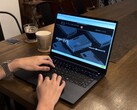 Zasilany przez Raspberry Pi CM5 laptop Argon One UP zaczął trafiać do klientów.