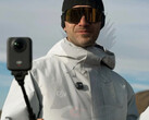 DJI Osmo 360 w użyciu z czymś, co wydaje się być paskiem przedłużającym baterię. (Źródło zdjęcia: Igor Bogdanov)