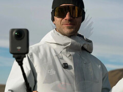 DJI Osmo 360 w użyciu z czymś, co wydaje się być paskiem przedłużającym baterię. (Źródło zdjęcia: Igor Bogdanov)