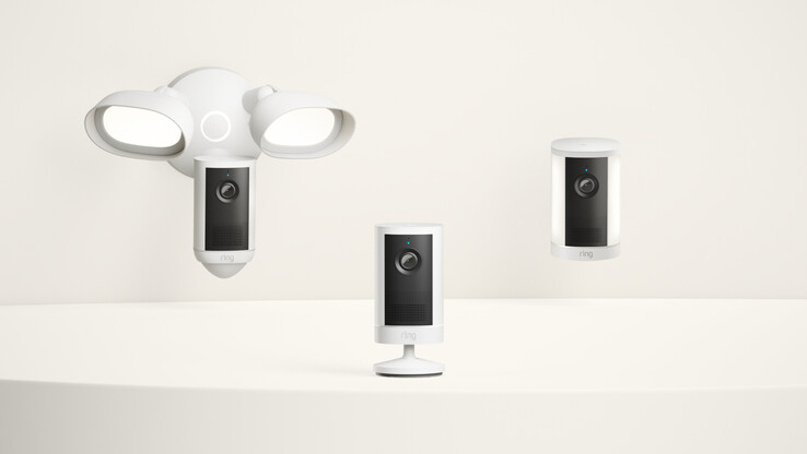Modele Outdoor, Spotlight i Floodlight Cam 4K Plus umożliwiają korzystanie z Retinal 4K w większej liczbie konfiguracji montażowych, w tym z zasilaniem akumulatorowym i solarnym w wybranych urządzeniach.