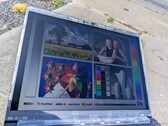 Matowy ekran sprawdza się całkiem dobrze na zewnątrz, głównie dzięki bardzo jasnemu wyświetlaczowi