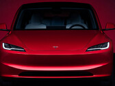 Model 3 Highland po faceliftingu w nowym kolorze Flame Red (zdjęcie: Tesla)
