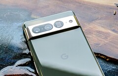 Google Pixel 7 Pro otrzymuje teraz łącznie pięć głównych aktualizacji Android zamiast tylko trzech. (Źródło obrazu: Triyansh Gill)