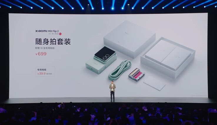 Xiaomi prezentuje kieszonkowy zestaw fotograficzny Mix Flip 2 i jego zawartość pudełka detalicznego. (Źródło: Xiaomi via Fixed Focus Digital)