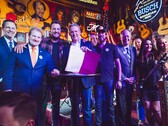 Gubernator Tennessee Lee trzyma ustawę ELVIS po podpisaniu jej wraz z ustawodawcami i muzykami. (Źródło: Brandon Hull dla Biura Gubernatora Stanu Tennessee)