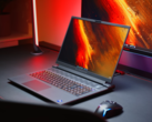 Alienware m18 R1 z GPU RX 7900M jest jednym z niewielu laptopów gamingowych z kartami AMD. (Źródło obrazu: NotebookcheckReviews na YouTube)