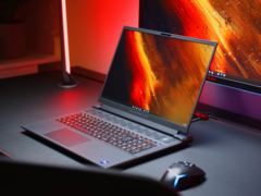 Alienware m18 R1 z GPU RX 7900M jest jednym z niewielu laptopów gamingowych z kartami AMD. (Źródło obrazu: NotebookcheckReviews na YouTube)