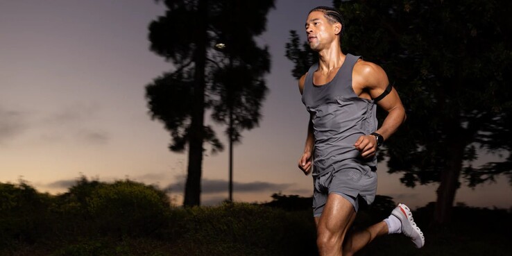 Opaska na ramię Amazfit Helio. (Źródło zdjęcia: Amazfit)