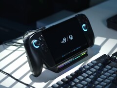 Asus ROG Xbox Ally X jest napędzany przez procesor AMD Ryzen Z2 Extreme APU. (Źródło zdjęcia: Alex Waetzel dla NotebookcheckReviews na YouTube)
