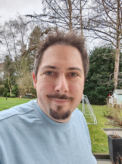 Selfie z przednią kamerą Magic V2 RSR