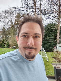 Selfie z przednią kamerą Magic V2 RSR