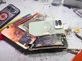 Eksplozja baterii w teście wytrzymałości to coś, czego JerryRigEverything nie doświadczył do tej pory. Google Pixel 10 Pro Fold nie poprawił słabości swoich poprzedników. (Źródło obrazu: JerryRigEverything)