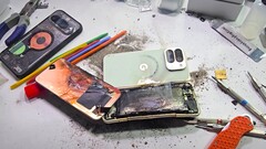 Eksplozja baterii w teście wytrzymałości to coś, czego JerryRigEverything nie doświadczył do tej pory. Google Pixel 10 Pro Fold nie poprawił słabości swoich poprzedników. (Źródło obrazu: JerryRigEverything)