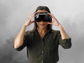 Gracz przedstawiony w goglach VR Steam Frame