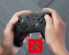 Gracz poruszający lewym kciukiem na kontrolerze Switch 2 Pro