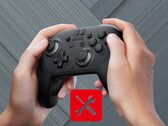 Gracz poruszający lewym kciukiem na kontrolerze Switch 2 Pro