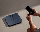 Nowa waga firmy Xiaomi jest wyposażona w akumulator, w przeciwieństwie do wagi Mijia Body Composition Scale S400 Pro (na zdjęciu), która zasilana jest bateriami typu AAA.