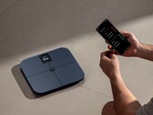 Nowa waga firmy Xiaomi jest wyposażona w akumulator, w przeciwieństwie do wagi Mijia Body Composition Scale S400 Pro (na zdjęciu), która zasilana jest bateriami typu AAA.