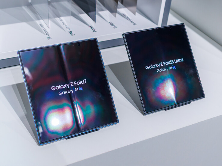 W porównaniu z modelem Galaxy Z Fold7 krawędź składania w modelu Fold8 Ultra stała się bardziej płaska.
