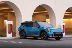 Sieć doładowań Tesli ma kluczowe znaczenie dla większości rynku pojazdów elektrycznych, ponieważ wiele marek samochodów przeszło na złącze NACS w zeszłym roku. (Źródło zdjęcia: Kia)