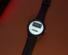 Smartwatch Lige z Aliexpress na biurku
